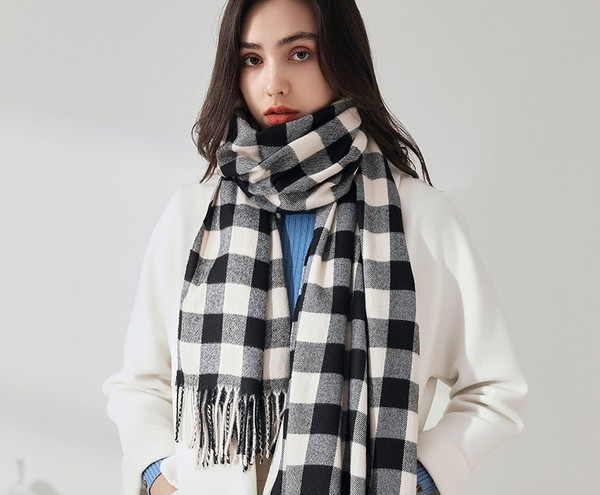 Stiilne ruuduline talvesall naistele