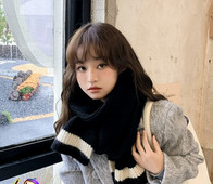 Μονόχρωμο γυναικείο μάλλινο κασκόλ κατάλληλο για τον χειμώνα