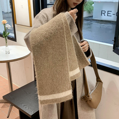 Μονόχρωμο γυναικείο μάλλινο κασκόλ κατάλληλο για τον χειμώνα