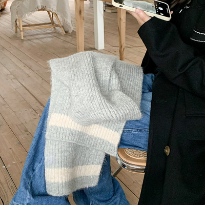 Μονόχρωμο γυναικείο μάλλινο κασκόλ κατάλληλο για τον χειμώνα