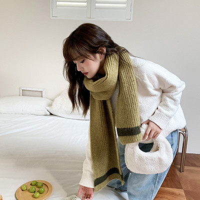 Μονόχρωμο γυναικείο μάλλινο κασκόλ κατάλληλο για τον χειμώνα