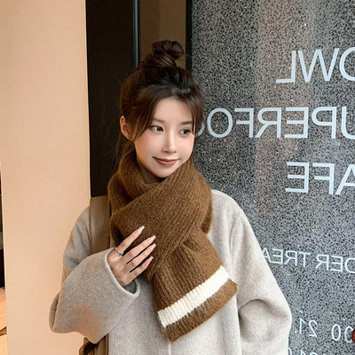 Μονόχρωμο γυναικείο μάλλινο κασκόλ κατάλληλο για τον χειμώνα