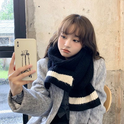 Μονόχρωμο γυναικείο μάλλινο κασκόλ κατάλληλο για τον χειμώνα