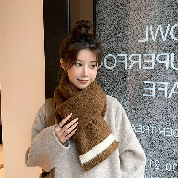 Μονόχρωμο γυναικείο μάλλινο κασκόλ κατάλληλο για τον χειμώνα