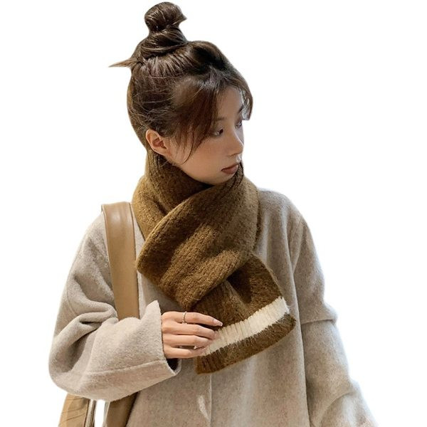 Μονόχρωμο γυναικείο μάλλινο κασκόλ κατάλληλο για τον χειμώνα