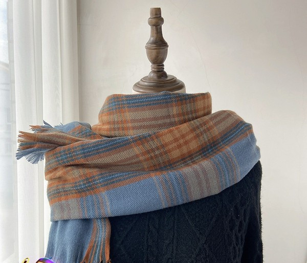 Moekas narmastega talvesall naistele