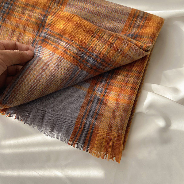 Moekas narmastega talvesall naistele