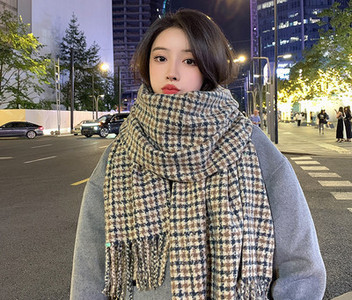 Μοντέρνο γυναικείο πλεκτό κασκόλ