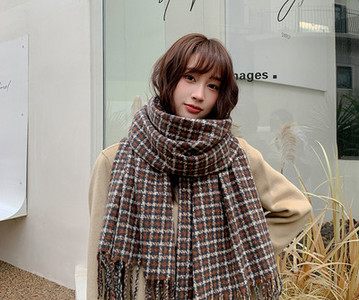 Μοντέρνο γυναικείο πλεκτό κασκόλ