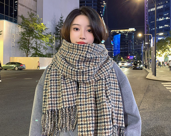 Μοντέρνο γυναικείο πλεκτό κασκόλ