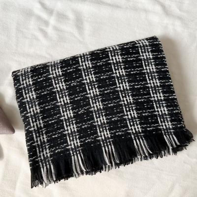 Γυναικείο καρό  κασκόλ  κατάλληλο για τον χειμώνα