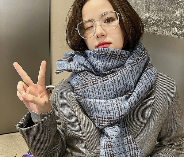 Γυναικείο καρό  κασκόλ  κατάλληλο για τον χειμώνα