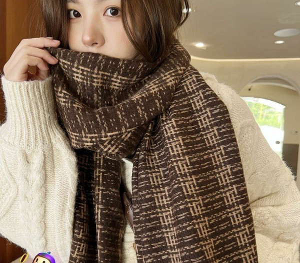 Γυναικείο καρό  κασκόλ  κατάλληλο για τον χειμώνα