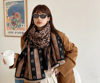 Uus laia mustriga naiste sall