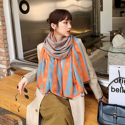 Uus laia mustriga naiste sall