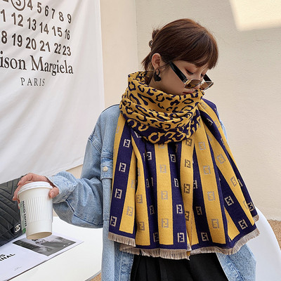 Uus laia mustriga naiste sall