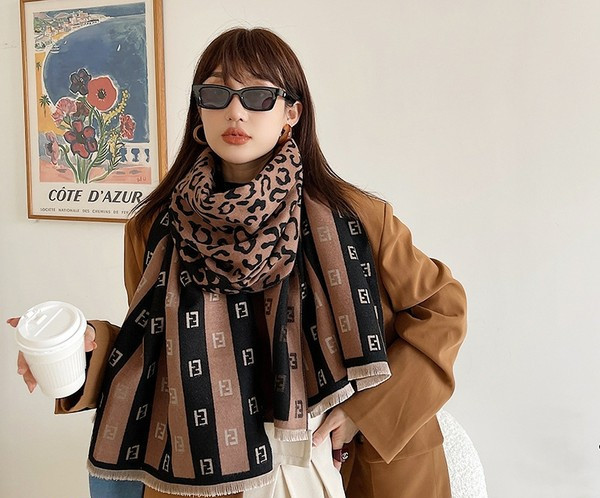 Uus laia mustriga naiste sall