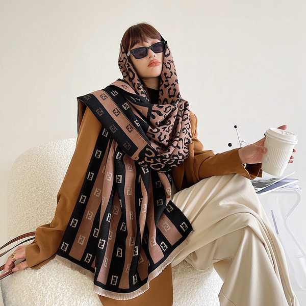 Uus laia mustriga naiste sall