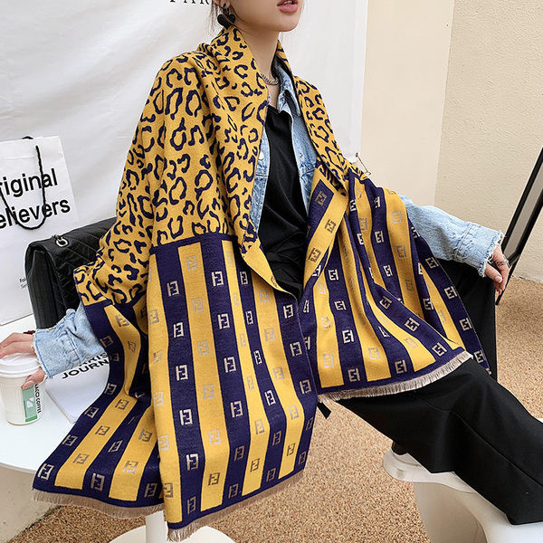 Uus laia mustriga naiste sall