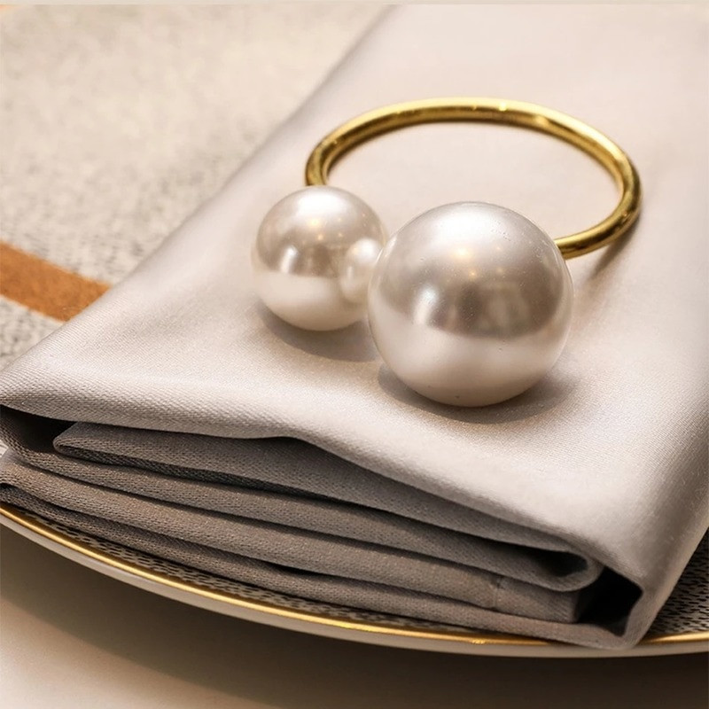 6 PC Елегантни пръстени за салфетки с перли Златна гривна за кръщене Метална поставка за салфетки Сватбен подарък Декорация за булчински душ Парти консумативи