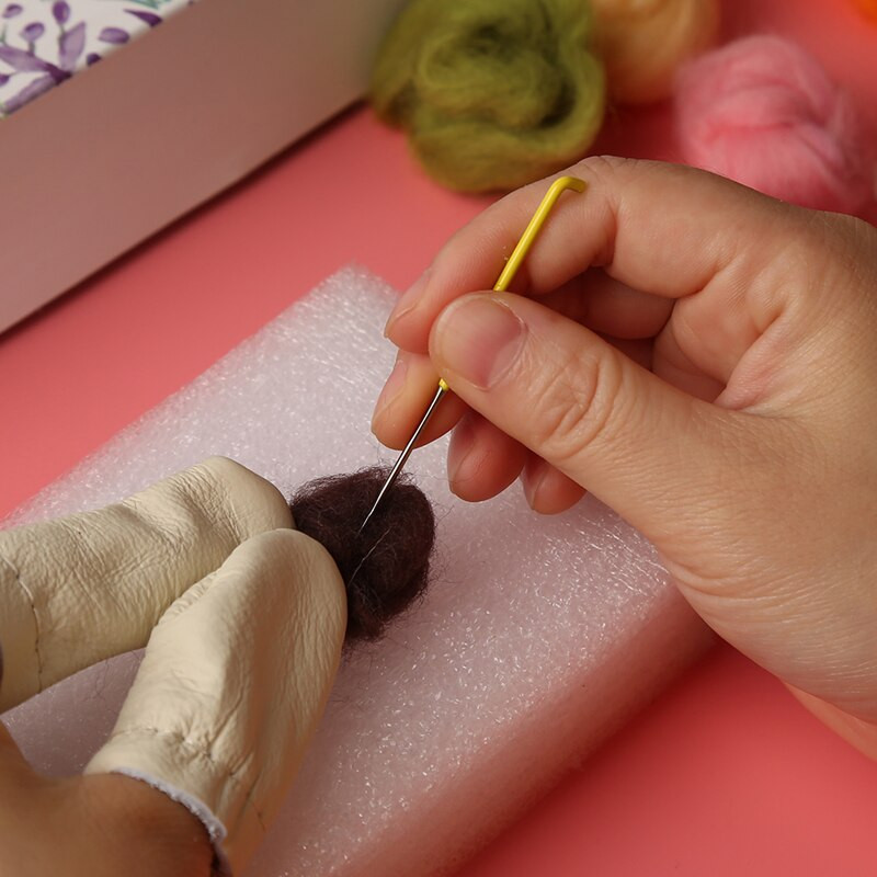 MIUSIE 15/18/30 ks farebné ihly na plstenie vlny, sada 3 veľkostí s chráničmi prstov, farebná drevená rukoväť, nástroj na výrobu vlnenej plsti pre domácich majstrov