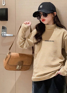 Triibuline kõrge kraega lastepluus