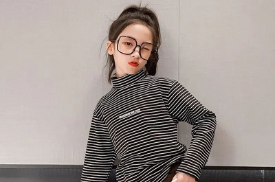 Triibuline kõrge kraega lastepluus