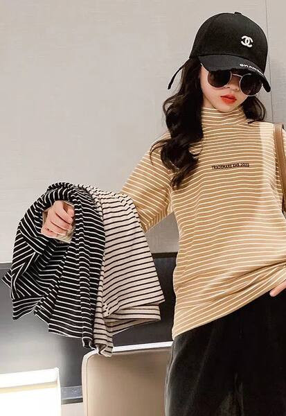 Triibuline kõrge kraega lastepluus