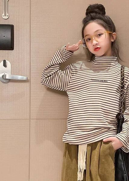 Triibuline kõrge kraega lastepluus