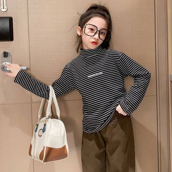 Triibuline kõrge kraega lastepluus