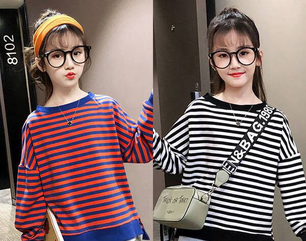 Ovaalse kaelusega ja pikkade varrukatega triibuline pluus tüdrukule