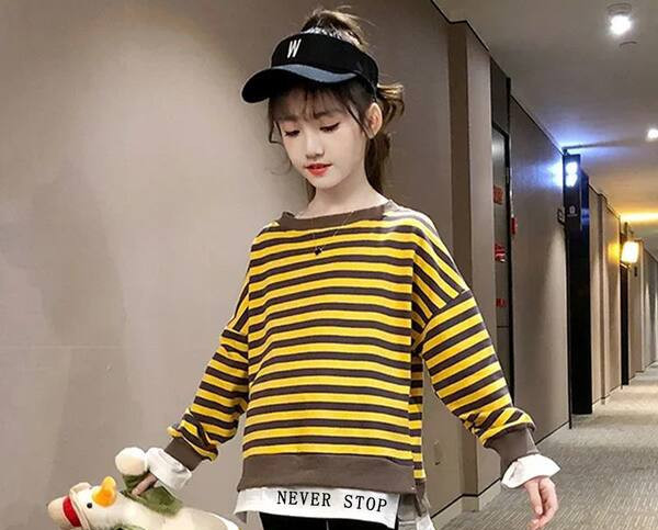 Ovaalse kaelusega ja pikkade varrukatega triibuline pluus tüdrukule