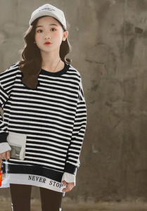 Bluză cu aplicație în dungi pentru fete