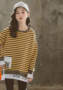 Bluză cu aplicație în dungi pentru fete