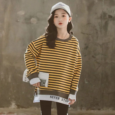 Bluză cu aplicație în dungi pentru fete