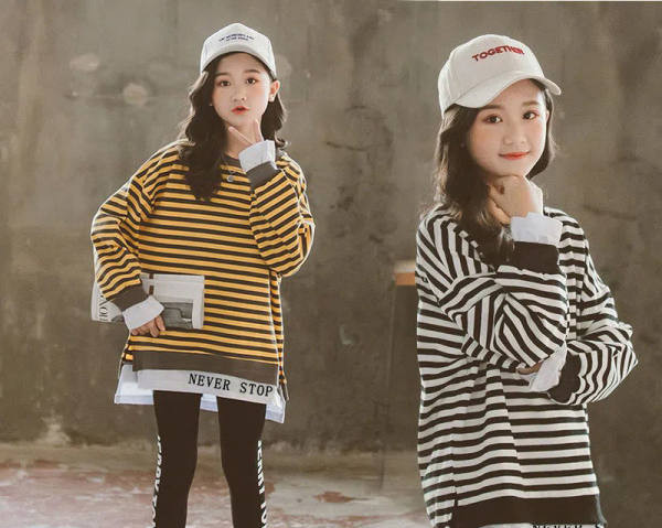 Bluză cu aplicație în dungi pentru fete