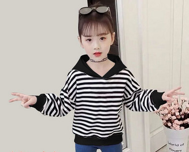 Pikkade varrukatega triibuline kapuutsiga pluus tüdrukule