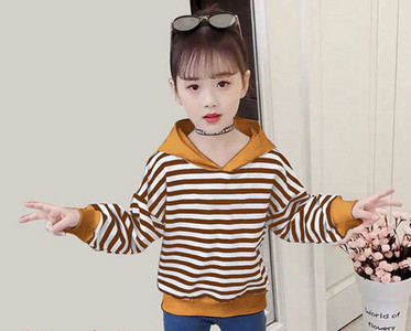 Pikkade varrukatega triibuline kapuutsiga pluus tüdrukule