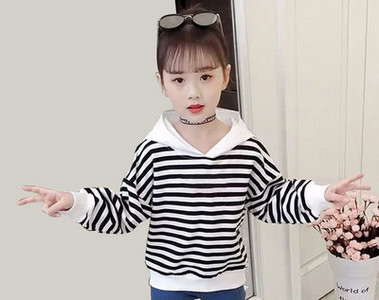 Pikkade varrukatega triibuline kapuutsiga pluus tüdrukule