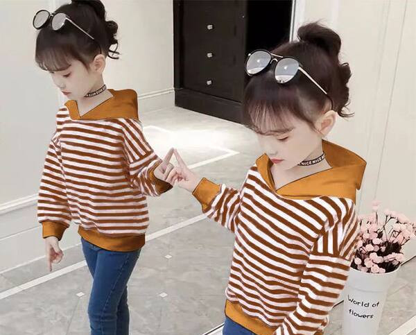 Pikkade varrukatega triibuline kapuutsiga pluus tüdrukule