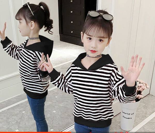 Pikkade varrukatega triibuline kapuutsiga pluus tüdrukule