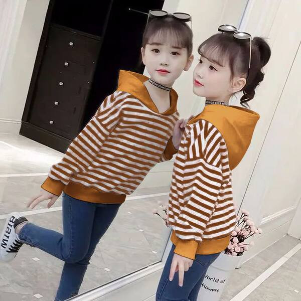 Pikkade varrukatega triibuline kapuutsiga pluus tüdrukule