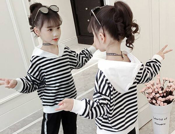 Παιδική ριγέ μπλούζα με κουκούλα για κορίτσια