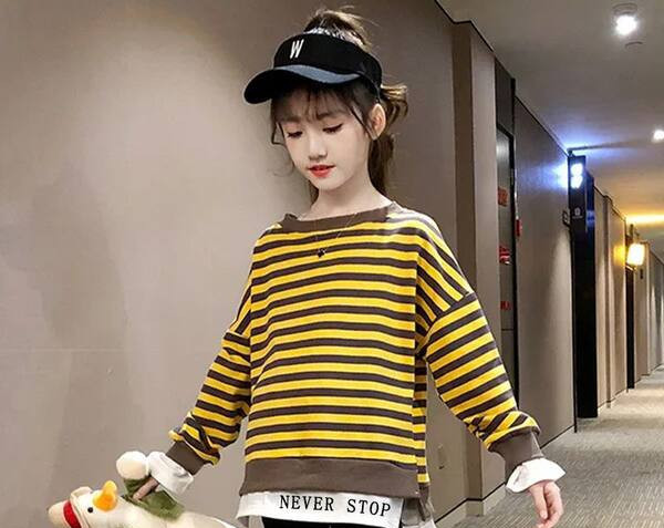 Δωρεάν μοτίβο ριγέ μπλούζα για κορίτσια με οβάλ λαιμόκοψη