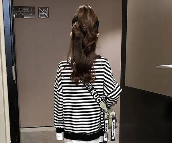 Δωρεάν μοτίβο ριγέ μπλούζα για κορίτσια με οβάλ λαιμόκοψη