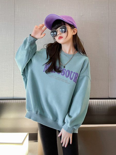 Φαρδιά μοντέλο μπλούζα για κορίτσια με οβάλ λαιμόκοψη και κεντητά γράμματα