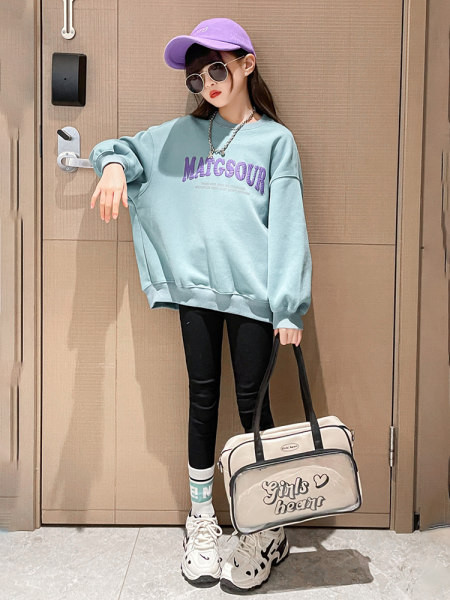 Φαρδιά μοντέλο μπλούζα για κορίτσια με οβάλ λαιμόκοψη και κεντητά γράμματα