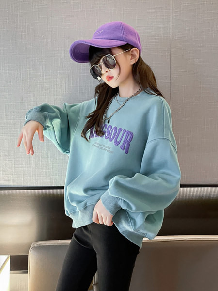 Φαρδιά μοντέλο μπλούζα για κορίτσια με οβάλ λαιμόκοψη και κεντητά γράμματα