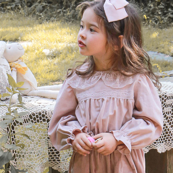 Moodne pitsiga lastepluus