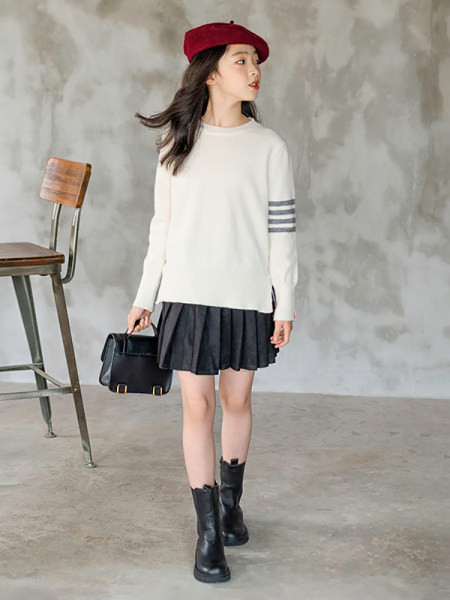 Νέο μοντέλο μπλούζα για κορίτσια με οβάλ λαιμόκοψη και μακρύ μανίκι